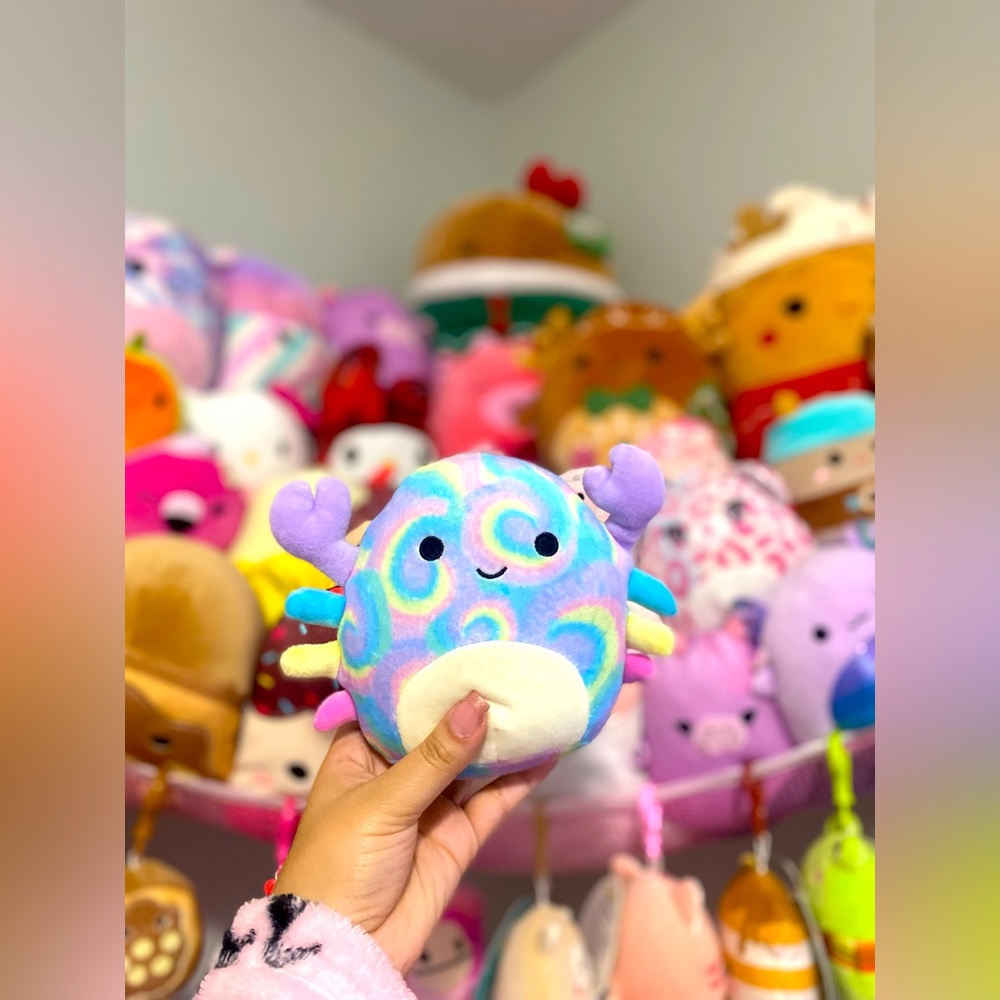 NWOT SQUISHMALLOW 5” 🦀🩵🩷CHRISTABEL THE TIE DYE CRAB